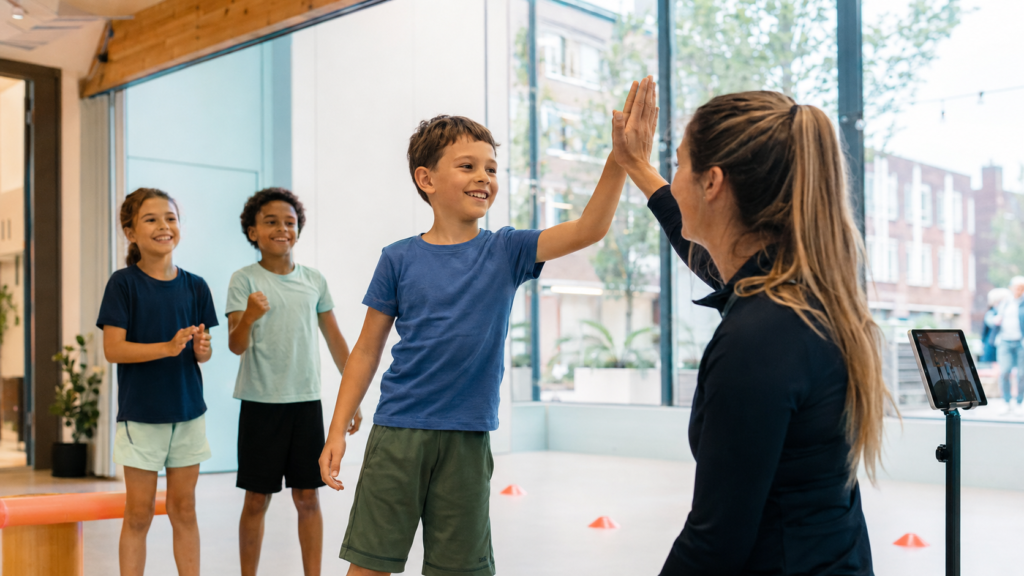 Kind geeft zijn coach een high five na een beweegoefening